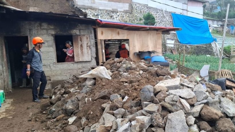 Cuaca Ekstrem, Longsor Timpa Tiga Rumah Warga di Tosari
