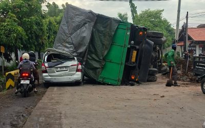 Sopir Ngantuk, Truk Tabrak Median Jalan Hingga Timpa Minibus