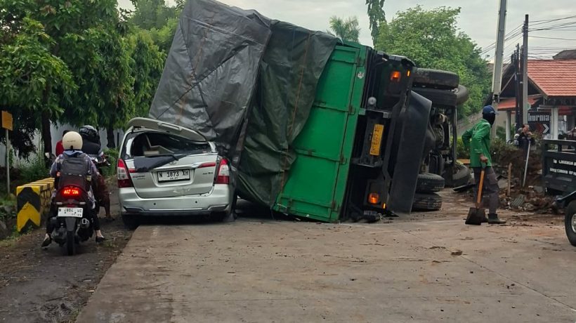 Sopir Ngantuk, Truk Tabrak Median Jalan Hingga Timpa Minibus