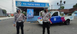 Petugas saat berjaga di pos pegadaian bangil