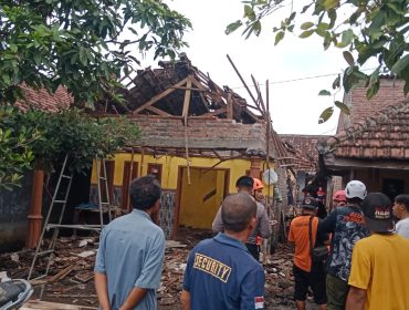 Salah satu rumah warga yang roboh akibat hujan lebat disertai angin kencang