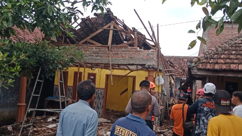 Rumah Warga Beji Ambruk Setelah Diterpa Hujan Disertai Angin Kencang