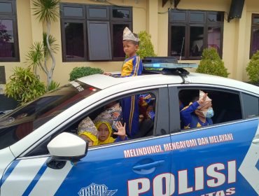 Anak-anak saat di ajak berkeliling menggunakan  mobil patwal Polres Pasuruan