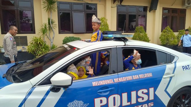 
					Anak-anak saat di ajak berkeliling menggunakan  mobil patwal Polres Pasuruan
