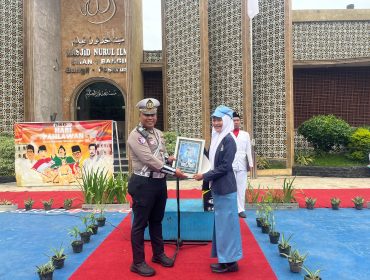 Anggota Satlantas Polres Pasuruan saat memberikan penghargaan kepada siswi yang tertib berlalu lintas