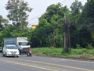Kabel yang nampak semrawut dipinggiran jalan
