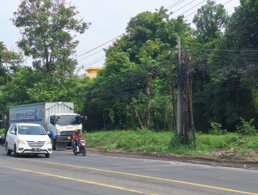 Kabel yang nampak semrawut dipinggiran jalan
