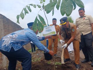 Wali Kota Pasuruan saat menanam pohon matoa di lingkungan Pondok Pesantren