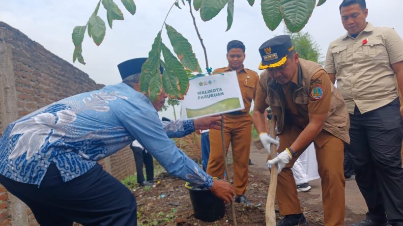 Peringati Hari Amal Bhakti Kemenag, Walikota Tanam Pohon Matoa Di Ponpes