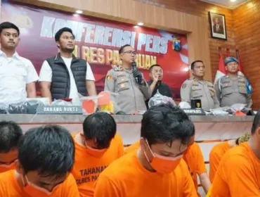 Petugas dari Polres Pasuruan saat pampang puluhan tersangka beserta barang bukti 