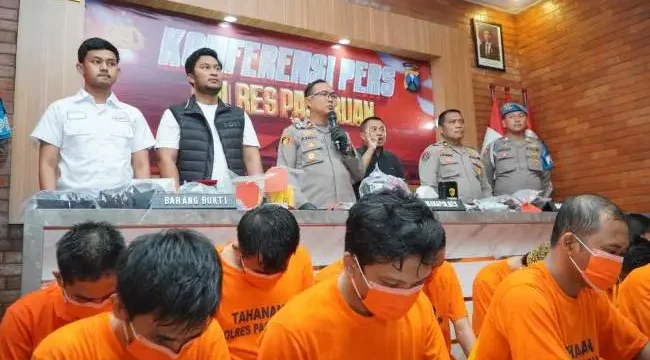 Petugas dari Polres Pasuruan saat pampang puluhan tersangka beserta barang bukti 