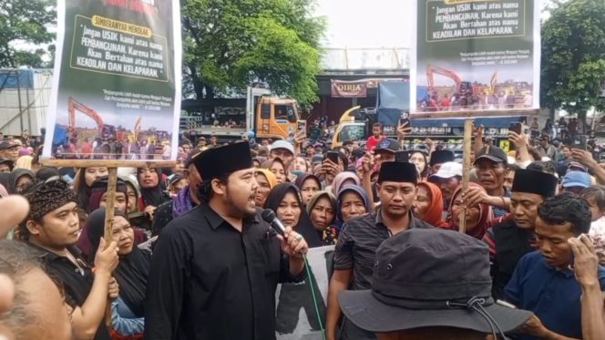 
					Eko Suryono saat mendampingi warga di depan markas Kolatmar Pasuruan