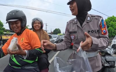 Ops Zebra Semeru 2025, Satlantas Polres Pasuruan Bagikan Susu