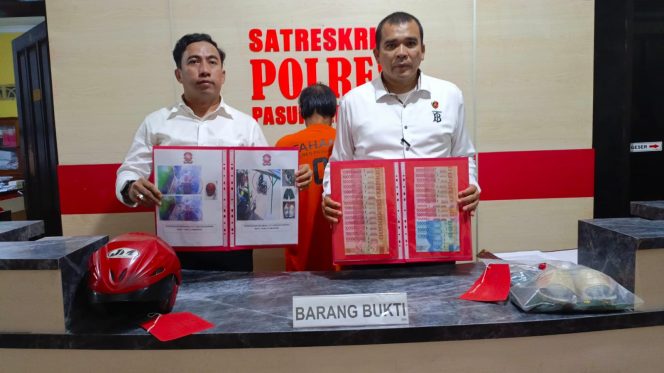 
					Kasat Reskrim Polres Pasuruan Kota saat menunjukan barang bukti yang berhasil diamankan dari pelaku