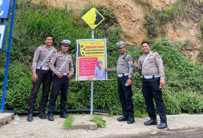 
					Anggota Satlantas Polres Pasuruan saat memasang banner himbauan
