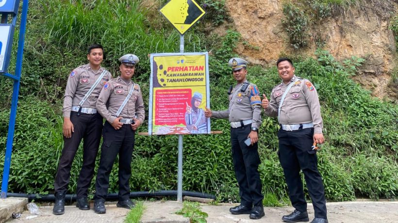 Satlantas Polres Pasuruan Pasang Himbauan Rawan Longsor
