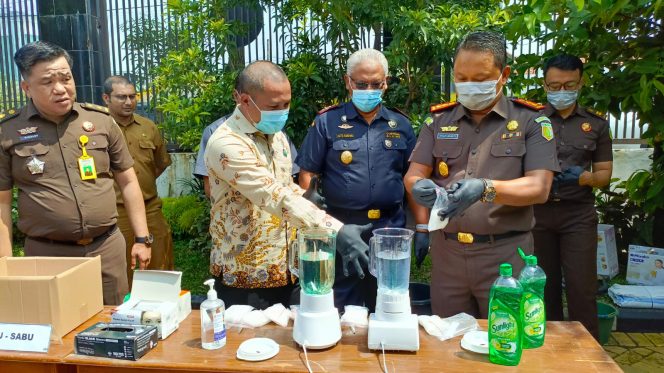 
					Kejari Pasuruan saat memusnahkan barang bukti