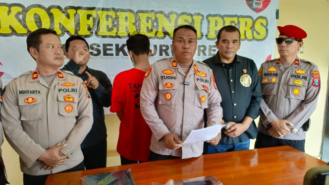 
					Plt Kapolsek Panggungrejo AKP Yudi Prasetyo didampingi Kasatreskrim Polres Pasuruan Kota AKP Decky saat menggelar press release