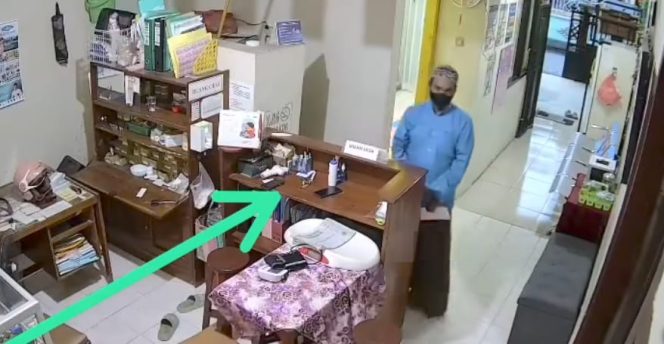 
					Rekaman cctv menunjukan maling handphone berkedok peminta sumbangan