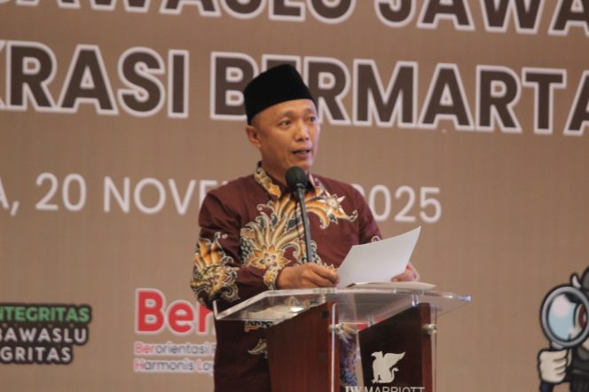 
					Ketua Bawaslu Jawa Timur, A. Warits