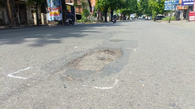 
					Salah satu kondisi jalan nasional yang berada di Jl.
