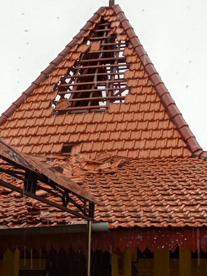 
					Kondisi Kuba kantor Desa Tunggulwulung, Kecamatan Pandaan usai tersambar petir