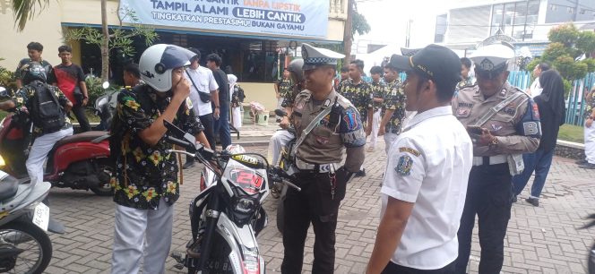 
					Satlantas Polres Pasuruam saat melakukan penertiban kepada siswa di SMAN 1 Pandaan