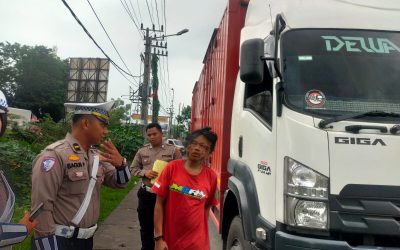 Satlantas Polres Pasuruan Tegur Driver Truk Yang Keras Kepala