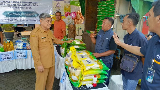 
					Kepala Bakorwil lll Malang Asep Kusdinar saat melihat langsung proses penjualan di pasar murah