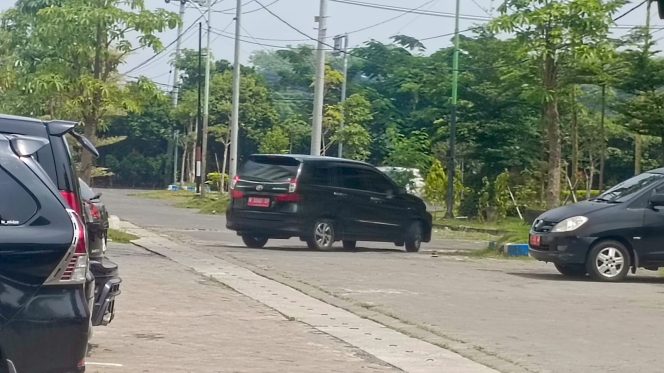 
					Mobil berplat merah yang digunakan oknum ASN yang mengemudikan dengan ugal-ugalan di Kantor Bupati Pasuruan