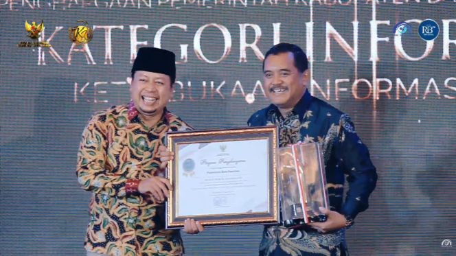 
					Imam Subekti saat menerima penghargaan Kota Informatif dari Komisi Informasi Jawa Timur