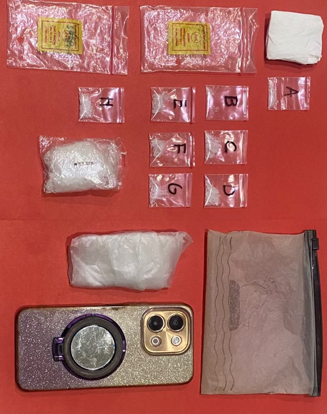 
					Barang bukti yang berhasil diamankan Satresnarkoba Polres Pasuruan Kota dari tangan pelaku