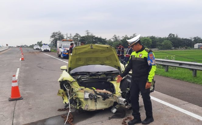 
					Kondisi Mobil Porsche setelah kecelakaan terjadi di tol Probolinggo - Pasuruan