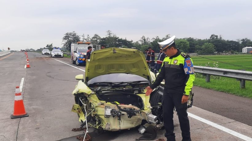Ban Pecah, Porsche Tabrak Pembatas Jalan di Tol Probolinggo – Pasuruan