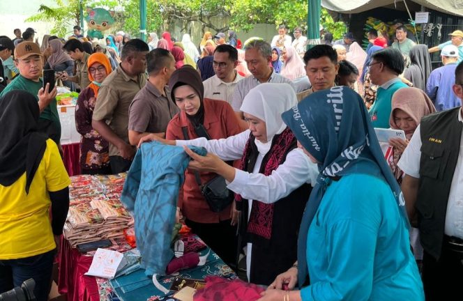 
					Gubernur Jawa Timur Khofifah Indar Parawansah saat mengunjungi pasar murah di Kecamatan Beji, Kabupaten Pasuruan