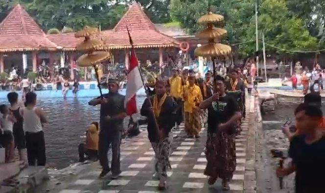 
					Kegiatan Ruwatan di Banyu Biru saat berlangsung