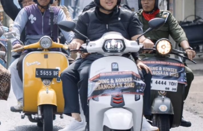 Bonceng Istri, Bupati Pasuruan Riding Kebangsaan Bersama Ratusan Scootermania