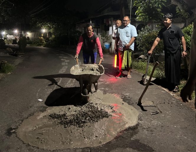 
					Warga Desa Candibinangun bergotong royong menambal jalan Kabupaten yang berlobang