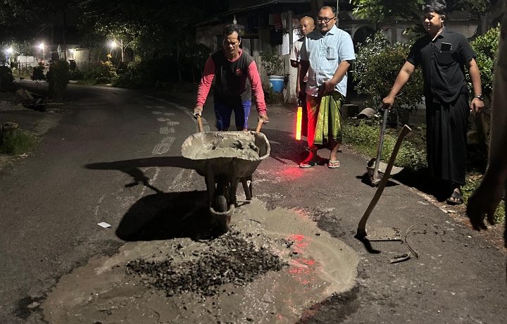 Banyak Makan Korban, Warga Tambal Jalan Tanpa Menunggu Pemerintah