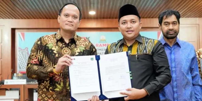 
					Bupati Pasuruan HM Rusdi Sutejo saat menerima aset hasil sitaan KPK senilai Rp 1,3 miliar