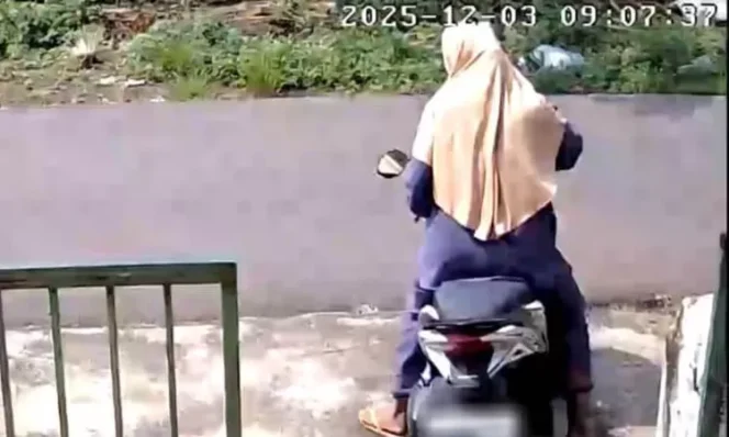 
					Rekaman cctv saat pelaku membawa motor korban