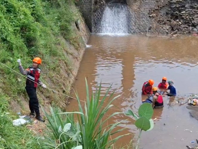
					Petugas saat mencari keberadaan Asan (korban tenggelam) usai tersengat alat setrum ikan yang dibawanya