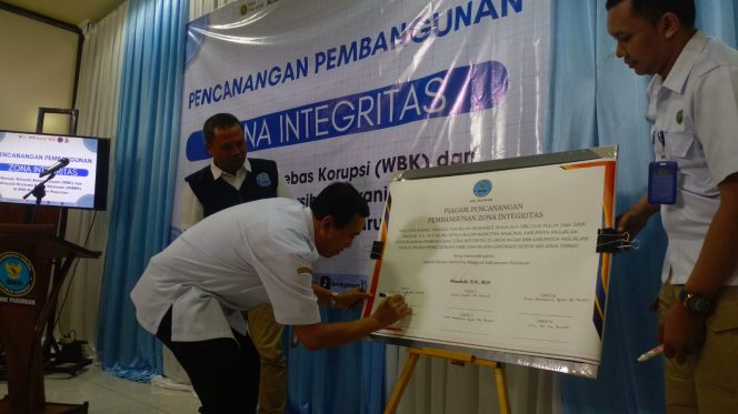 
					Penandatanganan zona integritas bebas narkoba
