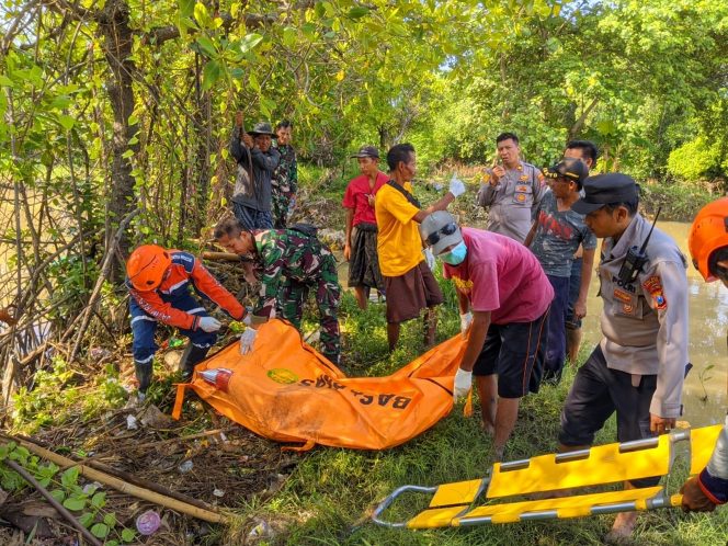 
					Petugas saat mengevakuasi mayat Mr X