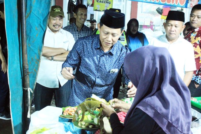 
					Mas Nawawi, Wakil Walikota Pasuruan saat mengunjungi stan makanan di Kebon Agung Naight Market