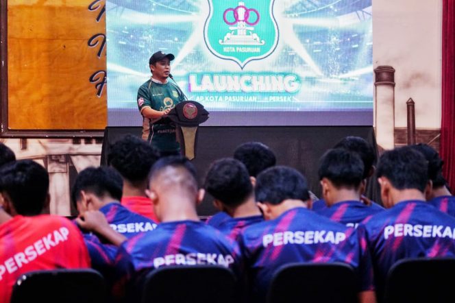 
					Walikota Adi Wibowo bersama pemain tunjukkan Jersey baru