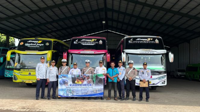 
					Petugas saat melakukan rampcheck di Pool Solo Putra Makmur Kejayan