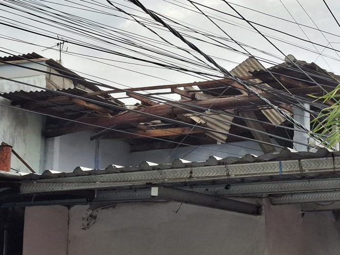 
					Atap rumah warga yang rusak usai diterjang angin kencang