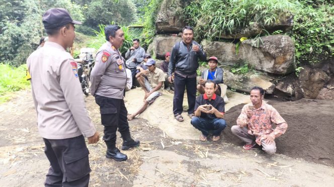 
					Kapolsek Puspo AKP Johanes Hardiono saat mengikuti kegiatan Kopi Keliling (kopling) ditengah masyarakat