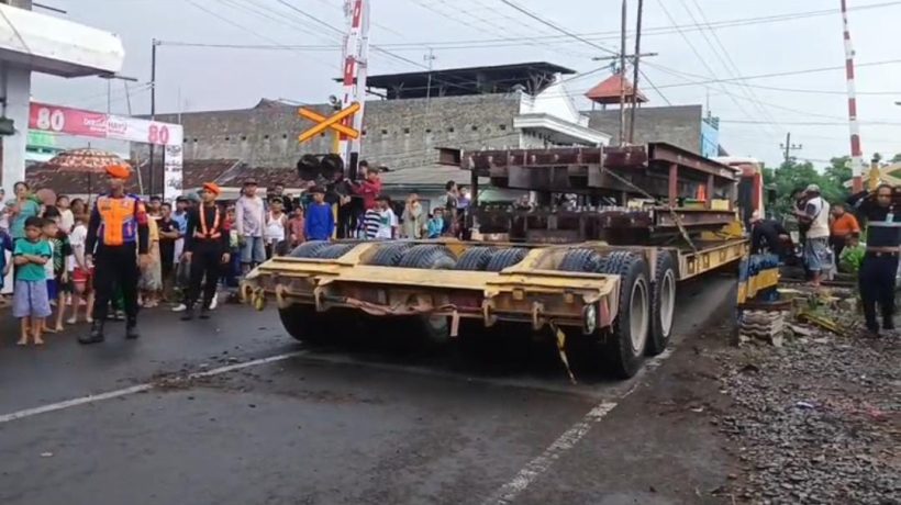 Truk Nyangkut di Perlintasan Kereta Api, Dua Perjalanan Terganggu